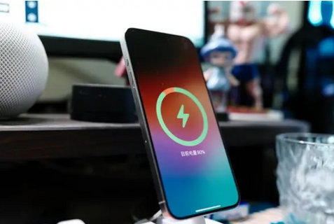 重庆苹果15换屏服务分享用什么充电器给iPhone15充电更好 